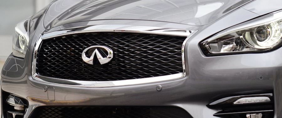 海外向けとしてリリースされる高級車「インフィニティ」のエンブレム。 (画像:Infiniti Q70のプレスイメージより)