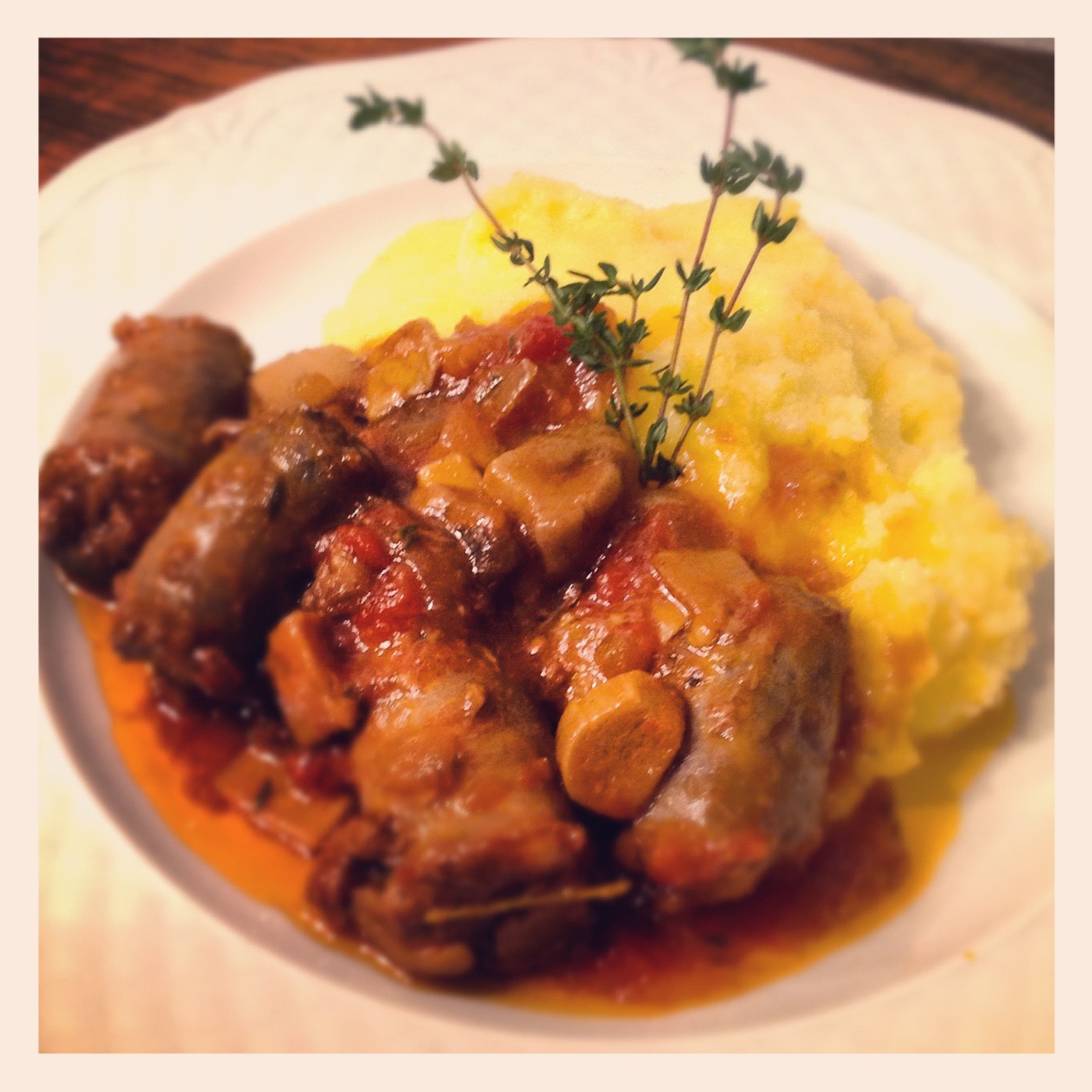 Salsiccia in umido con funghi porcini e polenta Appesi a uno Spago