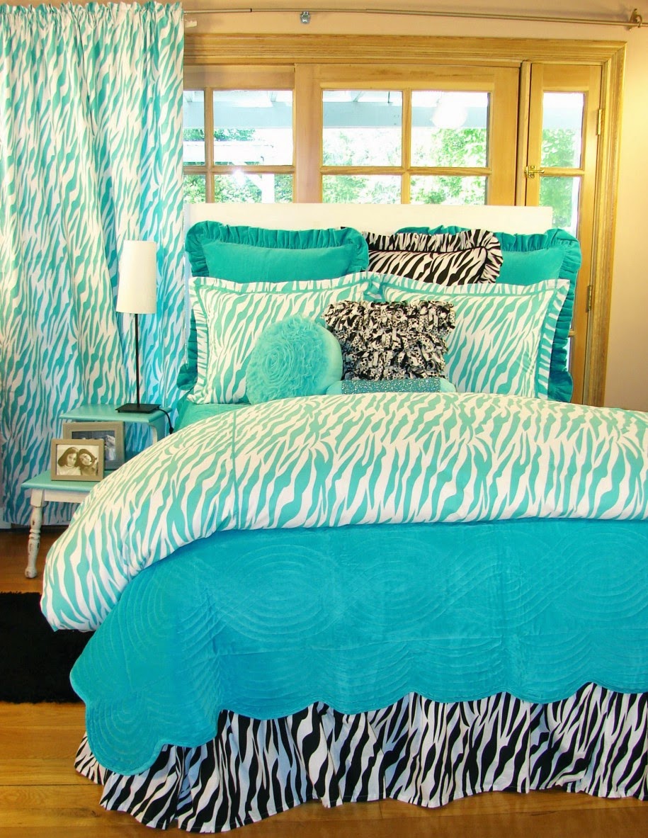 Beautiful enticing floral pattern turquoise bed sheet in casual white