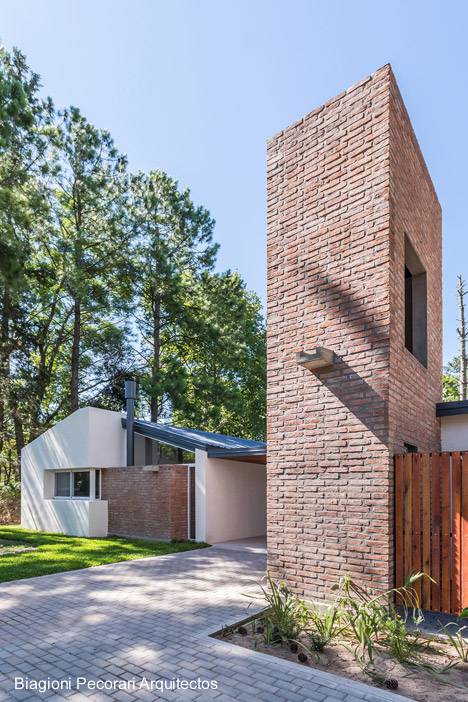 Casa de campo de ladrillos ampliada remodelada en Argentina