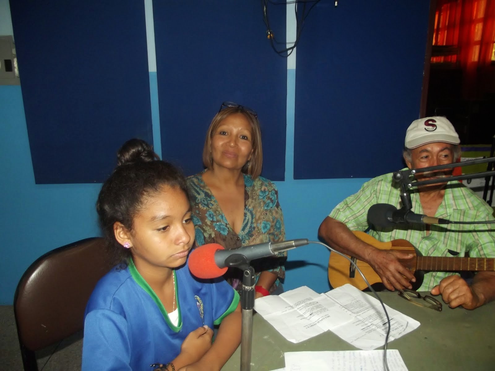 DAYBELIS ENTREVISTANDO A NUESTRA MADRINA LA PROFESORA CARMEN TERESA