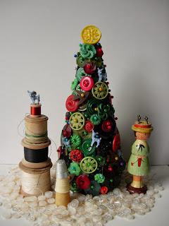 http://www.parafalardecasamento.com/2010/12/arvore-de-natal-com-botoes-diy.html