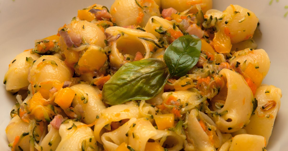 Divertirsi mangiando Pasta con verdure e pancetta