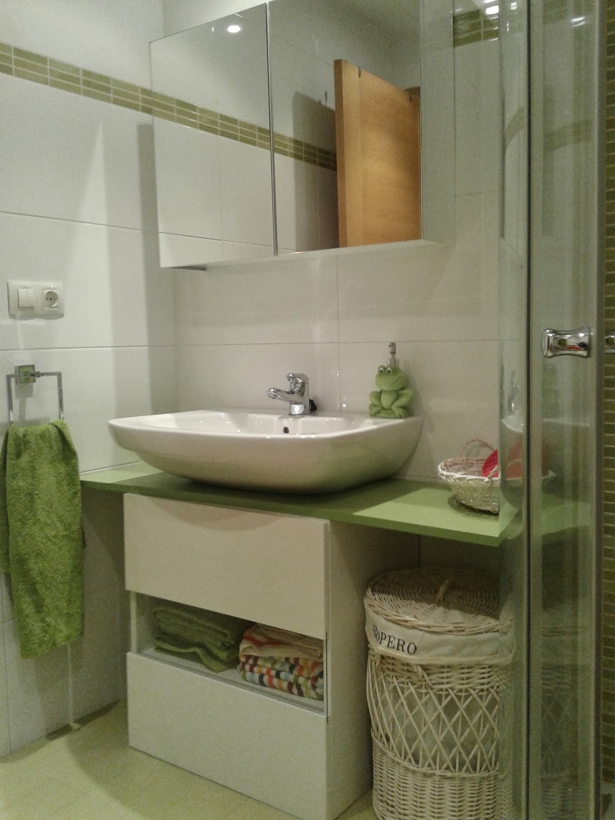 Un mueble para baño en verde con BESTÅ MI LLAVE ALLEN Un mueble para baño en verde con BESTÅ MI LLAVE ALLEN