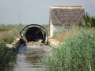 Casa de campo com canal de água