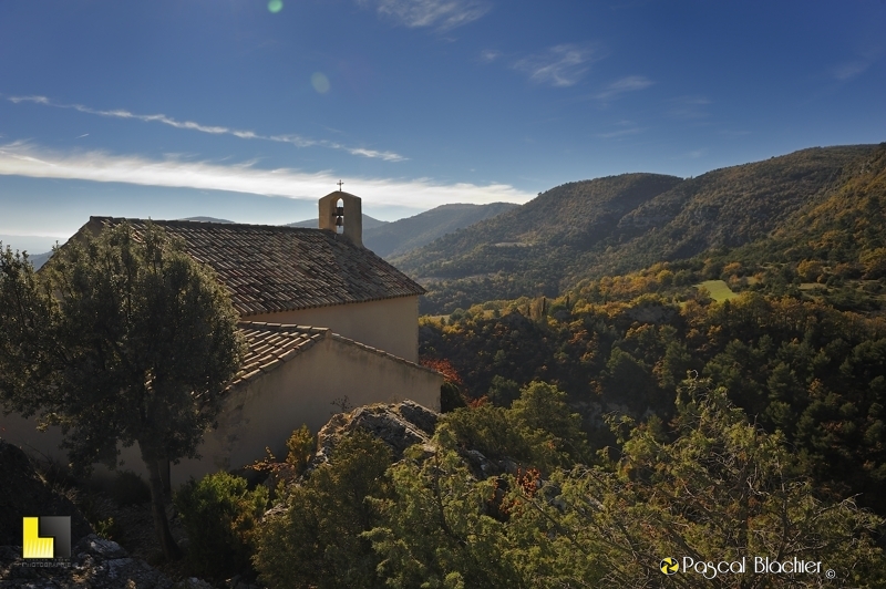 contre jour sur la chapelle saint jean d'Ollon photo pascal blachier
