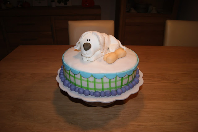 biscuit and buttercream Hundetorte