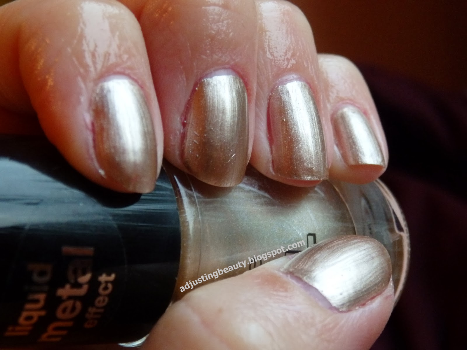 Essence LE Metal Glam highlighter and nail polish Adjusting Beauty