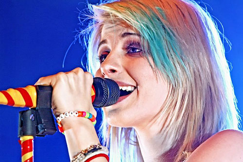 We Are Paramore Hayley Williams Blonde Hair With Blue Bangs
