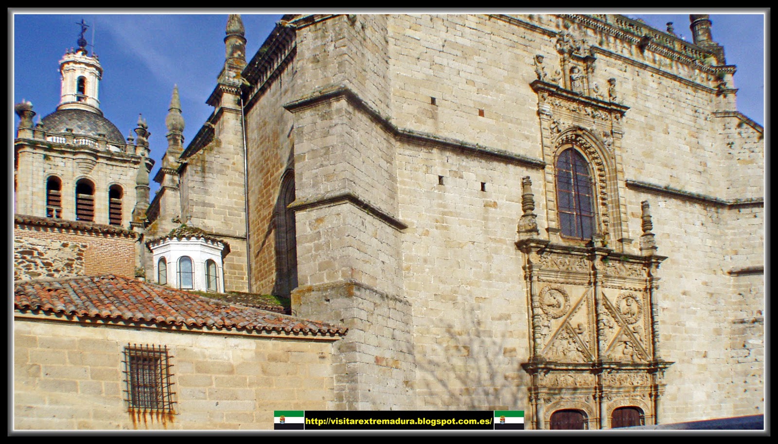 Coria. Catedral. Puerta del Perdón con su ventanal.