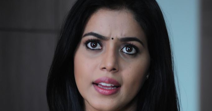Poorna Hot Saree Stills In Avunu Movie