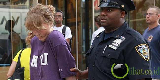 Anak Miliuner Mencuri Make-Up Anak Miliuner Mencuri Make-Up