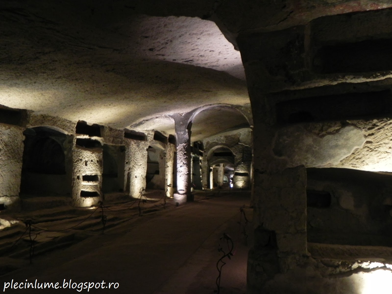 Morminte sapate in perete Morminte sapate in perete