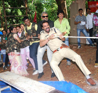 Prakash Jha, Arjun Rampal, Abhay Deol at promotion of movie 'Chakravyuh' in different way 