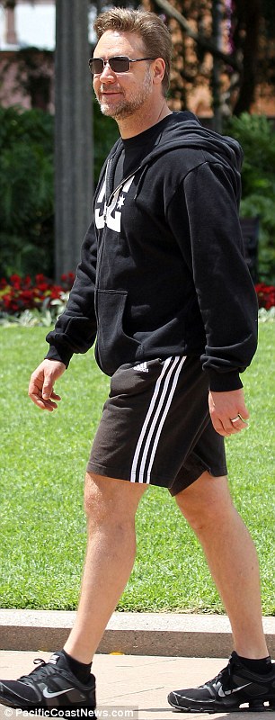 Russell Crowe photos shows off his buff new body after lose weight