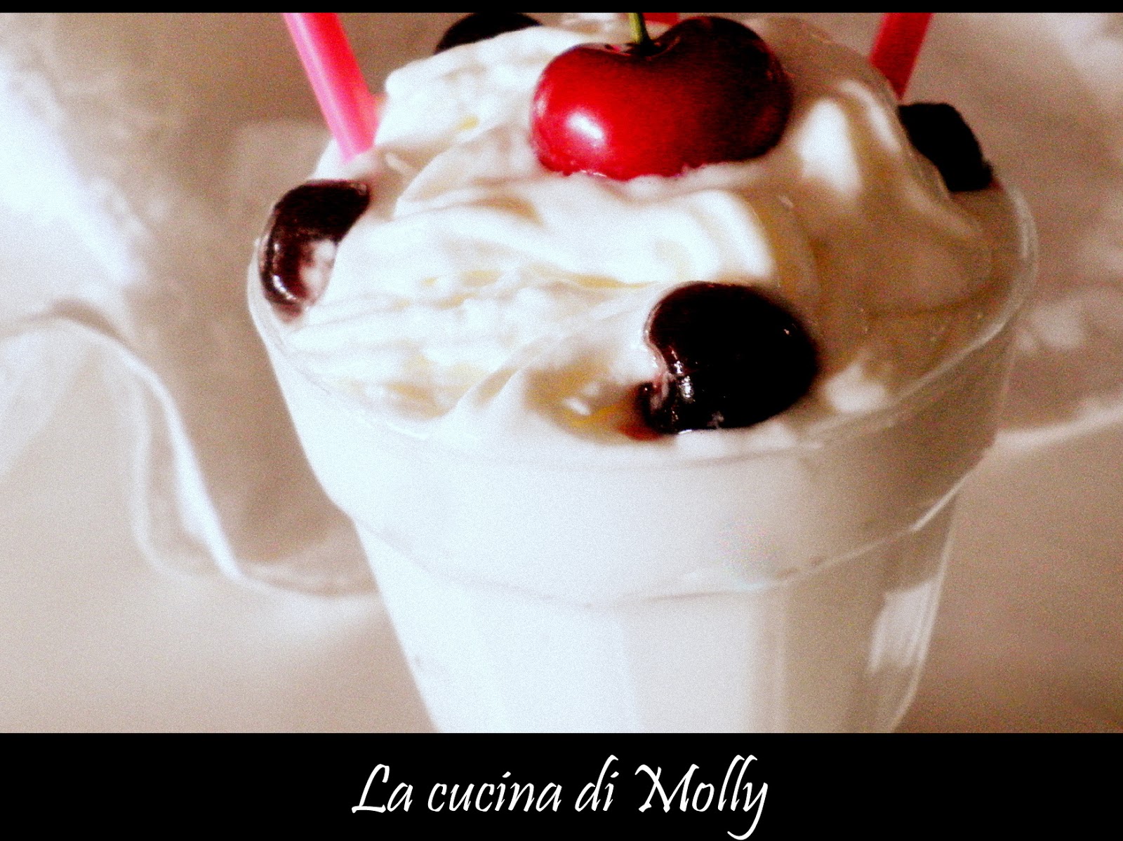 La cucina di Molly COPPA DI GELATO ALLO YOGURT ALLA BANANA E AMARENE