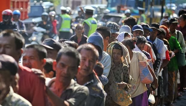 Potret masyarakat miskin antri untuk mendapatkan sembako Potret masyarakat miskin antri untuk mendapatkan sembako