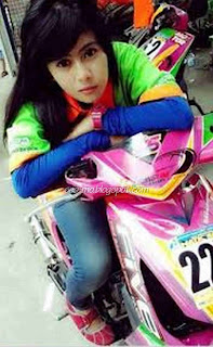 Poto Cantik Indri Barbie Dengan Motor Matic nya Poto Cantik Indri Barbie Dengan Motor Matic nya