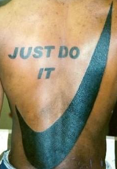 tatuaje de la paloma de nike y el slogan just do ir en toda la espalda