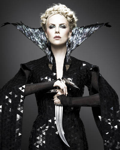 http://2.bp.blogspot.com/-nwHc1Jn0mdk/TyeBf68kYAI/AAAAAAAABGc/LpO8h0rc6F8/s1600/snow-white-huntsman-charlize-theron2.jpg