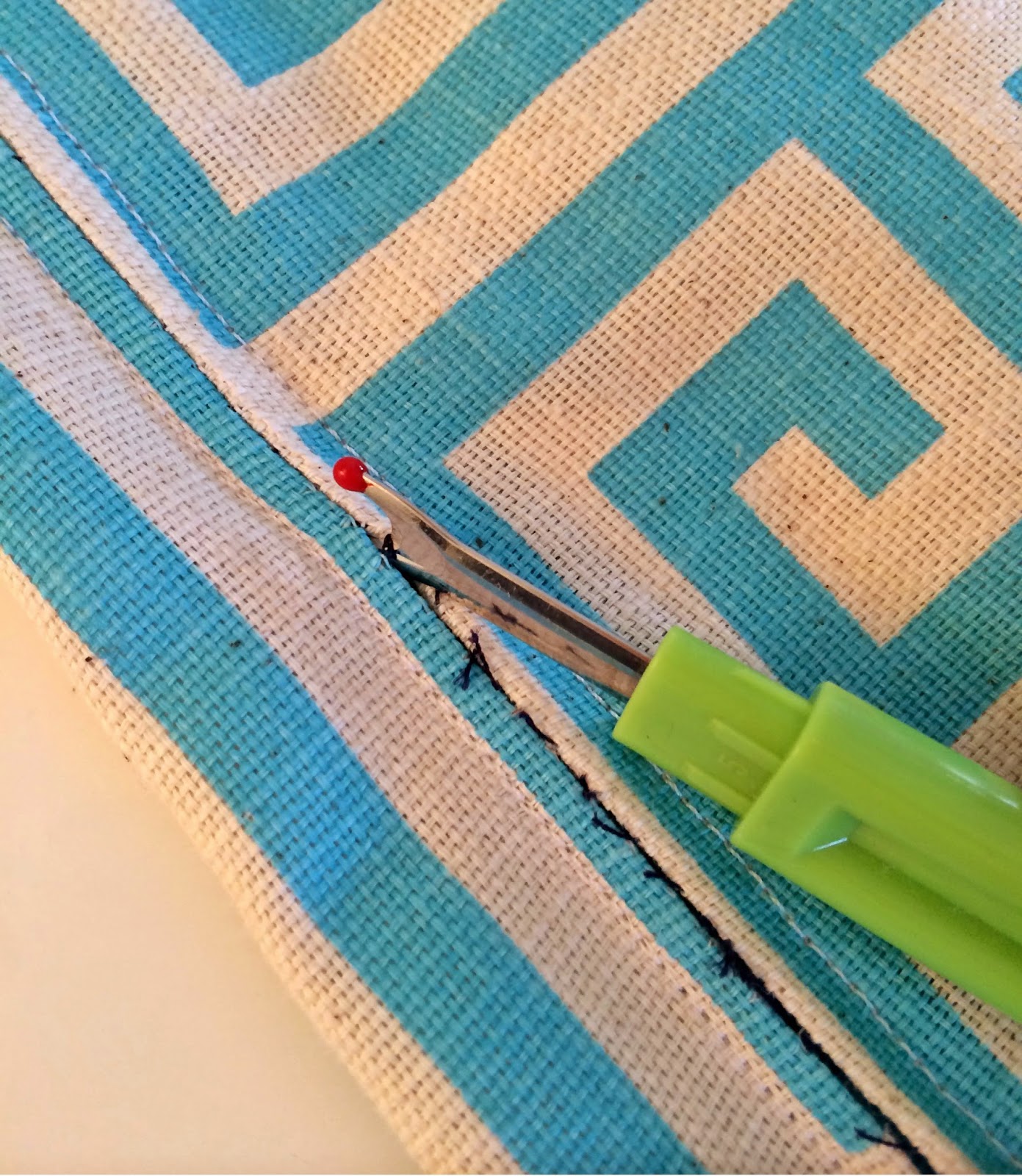 E. Olsen Designs Pillow Sham with a Zipper Tutorial