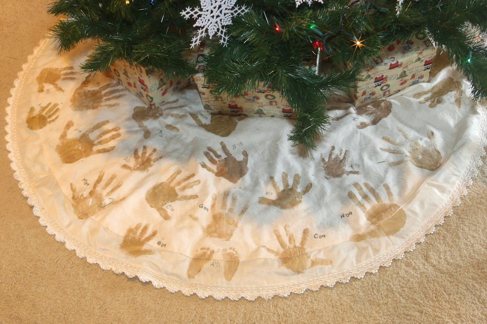 Scrappy Days Hand Print Christmas Tree Skirt Super Simple Tutorial