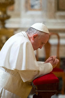 http://2.bp.blogspot.com/-nxA8h1Rdi-A/UknfxuqMmtI/AAAAAAAAXcE/ZvEeh00owUo/s1600/Pope-Francis-praying.jpg