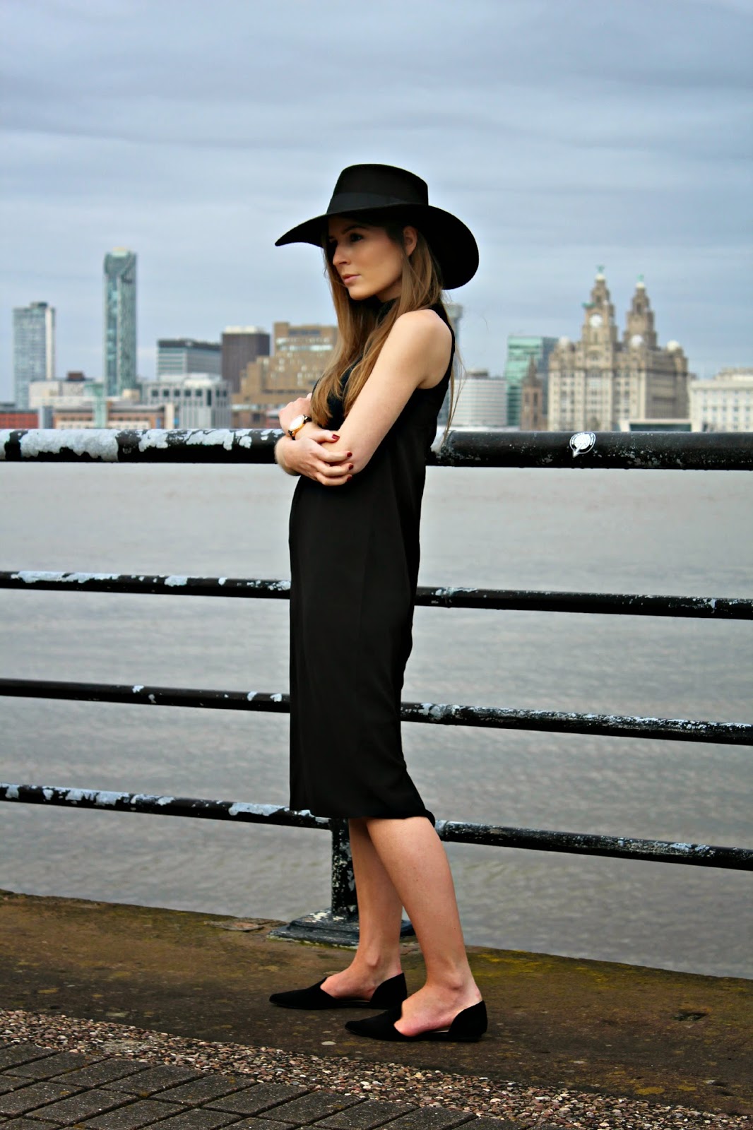 Outfit Midi dress and oversized hat Style Trunk