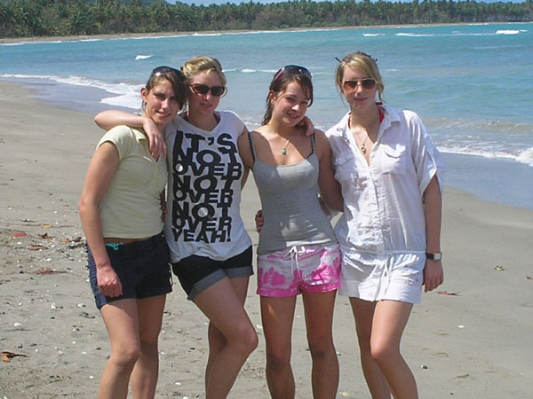 Indian Goa Most Beautiful Beaches With Group Girls Pictures and Wallpaper 