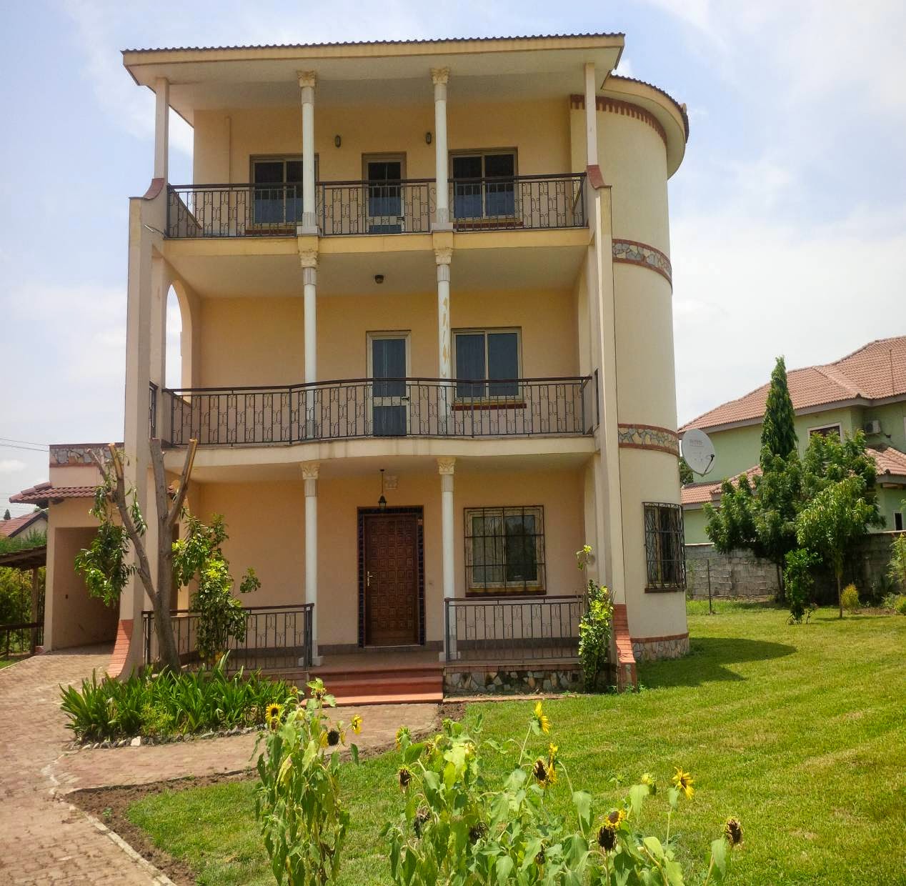 SPHYNX MAY 2014 , NEW TRASACCO VALLEY MANSION TO LET / FOR RENT