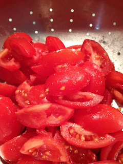 pomodori pronti per cucinare le acciughe