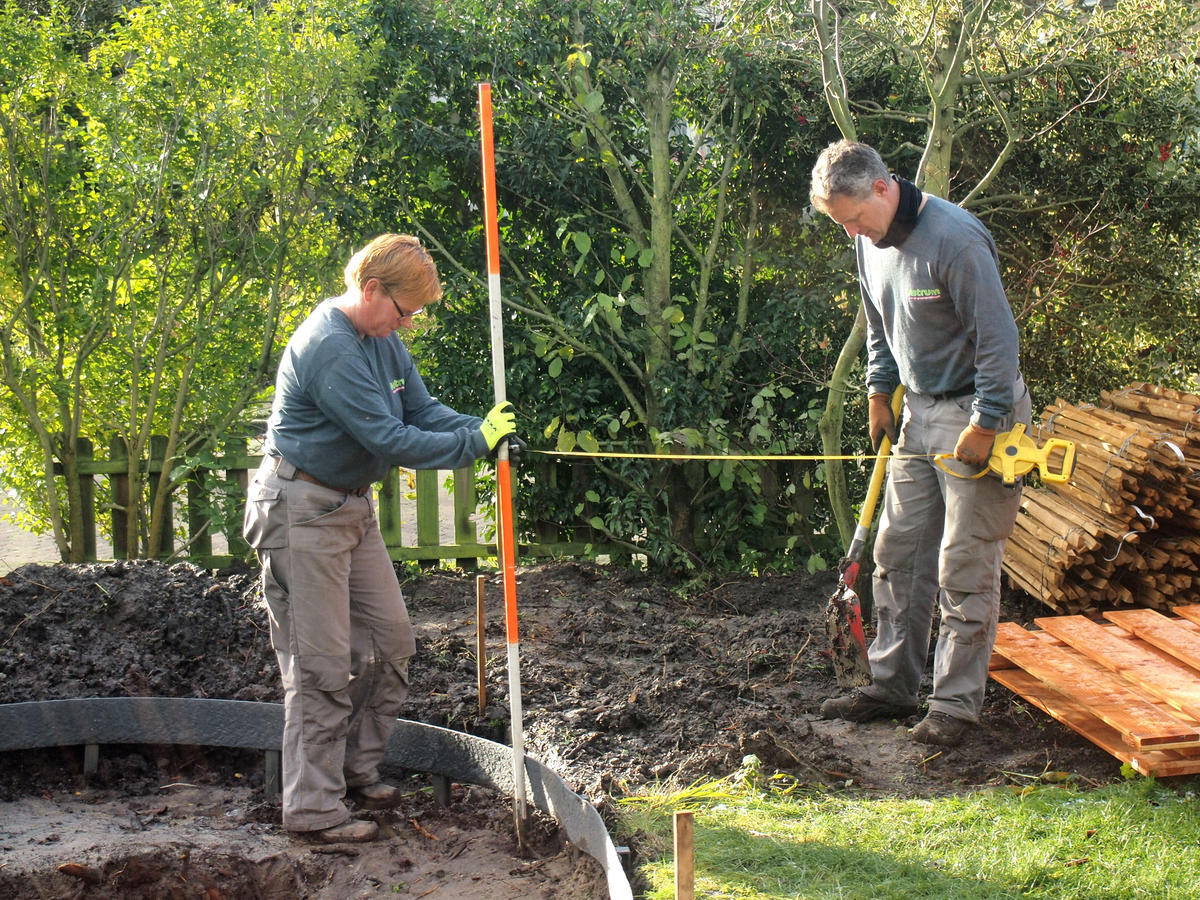 De kleine verbouwing: pad en muur rond de vijver