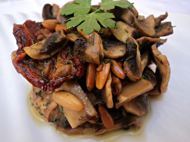 Champiñones Salteados Con Tomates Secos Y Piñones