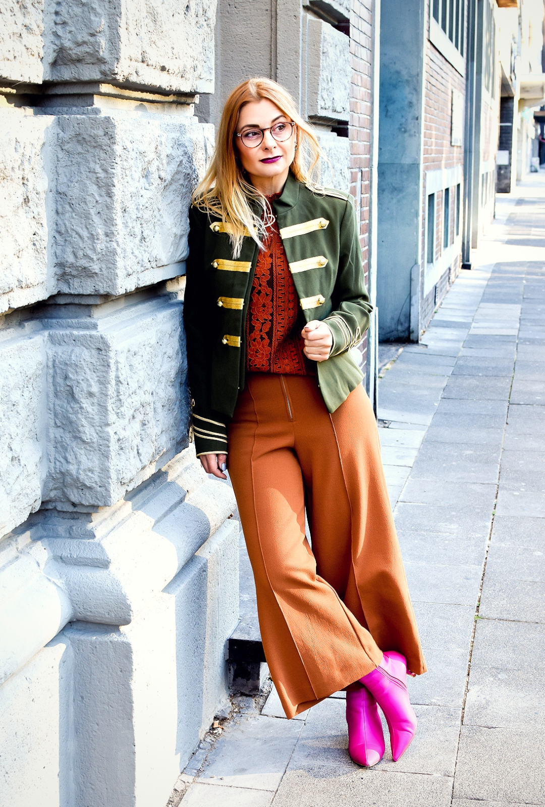 was passt zu Oliv Grün, Olivgrün kombinieren, Rostrote Culotte, Zirkusdirektor Jacke Mode für Frauen ab 40, Modeideen, Outfit,Mode Inspiration für Frauen ab 40