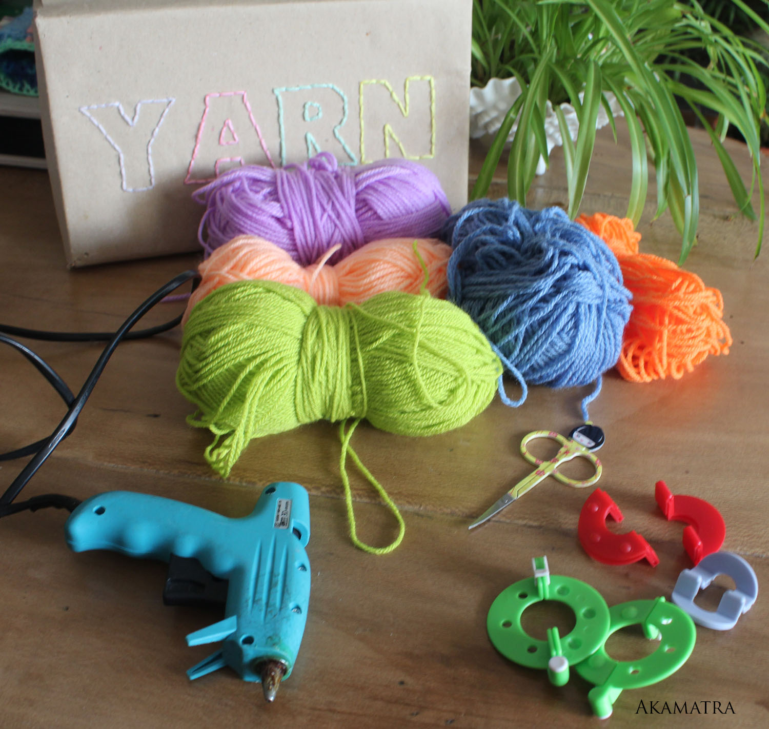 Make a pom pom toy for your cat Akamatra