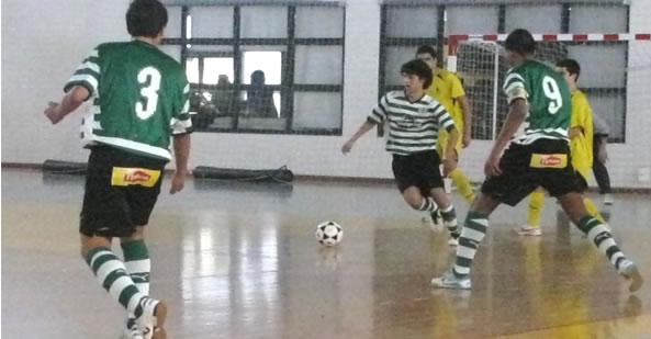 Futsal: seleção de sub-19 volta a vencer e é líder isolada do grupo (7-4)