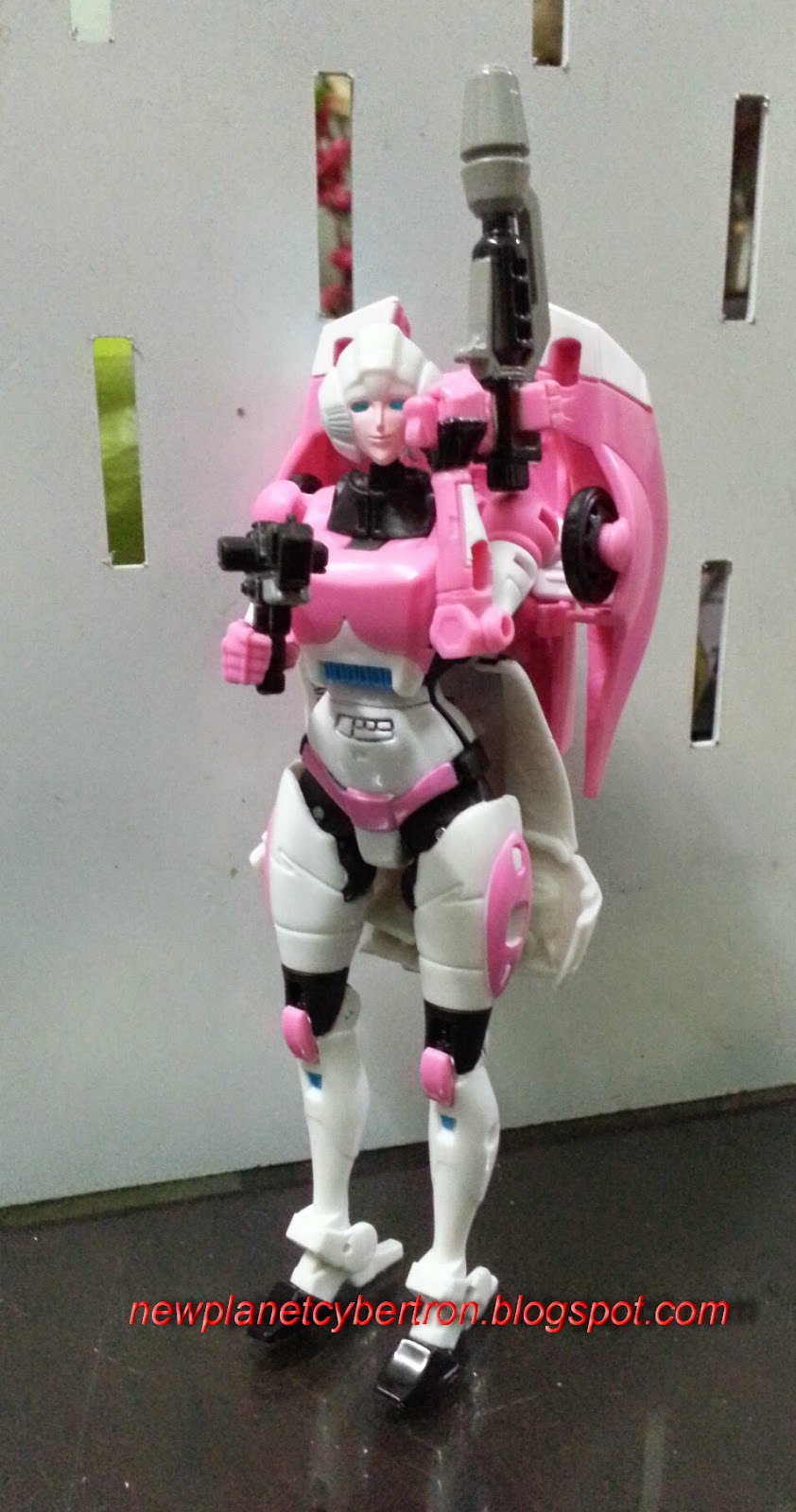New Cybertron Transformers Review Arcee (IDW Generation Deluxe)