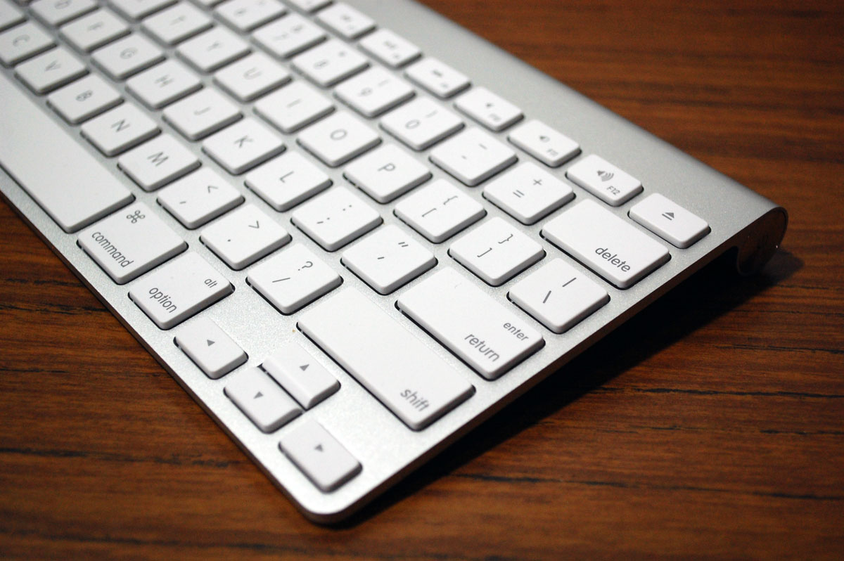 The Teach Zone  Apple Aluminum Wired Keyboard Mb110ll  A