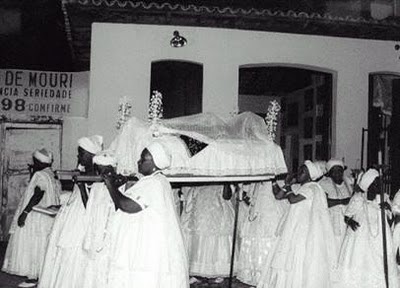 Aumento em um pênis e escroto