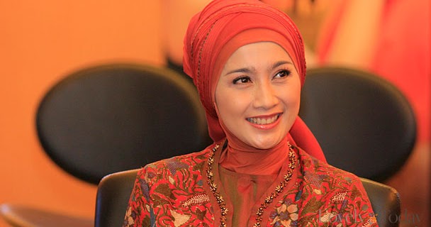 Hijab - Kerudung - Pashmina: Cerita Jilbab Desy Ratnasari