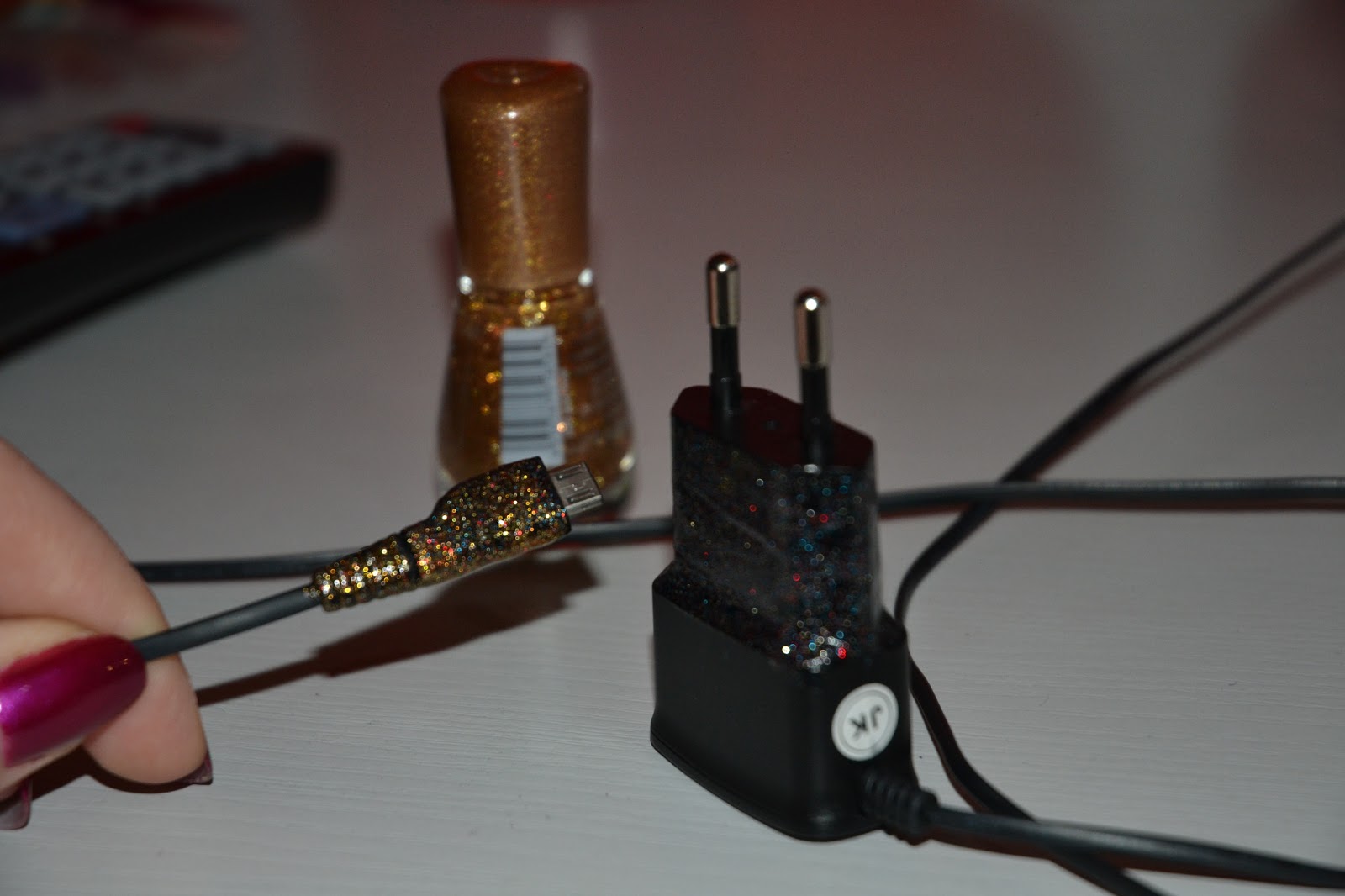 CoralSpring: DIY: Aufladekabel mit Nagellack lackieren
