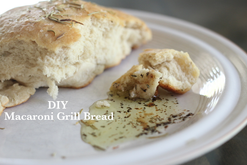 do it yourself divas DIY Macaroni Grill Bread with Spicy Oil and