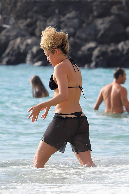 hot Shakira in Bikini