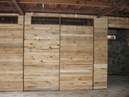 Rumah Kail Dinding Kayu Palet Di Lantai Bawah