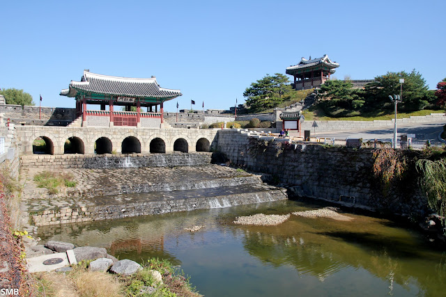 Suwon Hwaseong lake