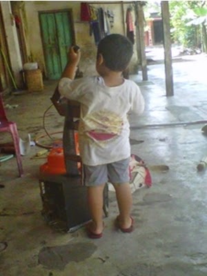 Anak Membuat Mainan Karena Terinspirasi Paman Memperbaiki Mobil