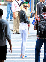 Amanda Bynes crossing the street