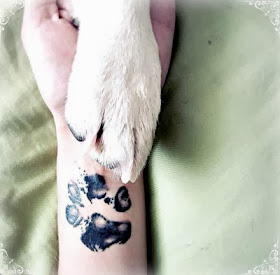 tatuagem de patinhas de cachorro no pulso