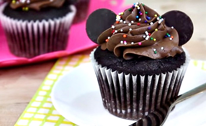 Cupcakes de chocolate e cobertura de nutella Amando