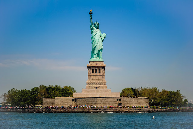 Άγαλμα της Ελευθερίας στη νησίδα Λίμπερτυ Άιλαντ στην είσοδο του λιμανιού της Νέας Υόρκης, ΗΠΑ